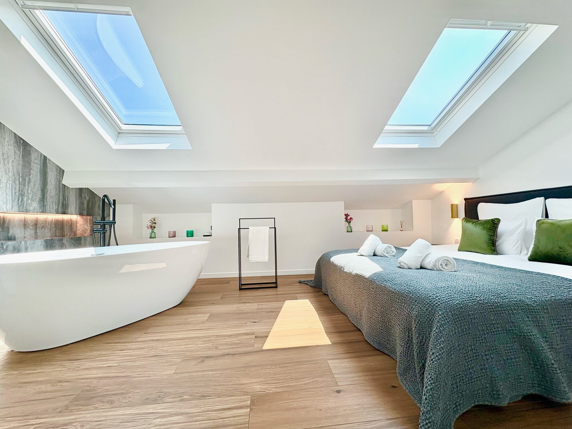 Dormitorio con bañera exenta bajo tragaluces, Meynadier