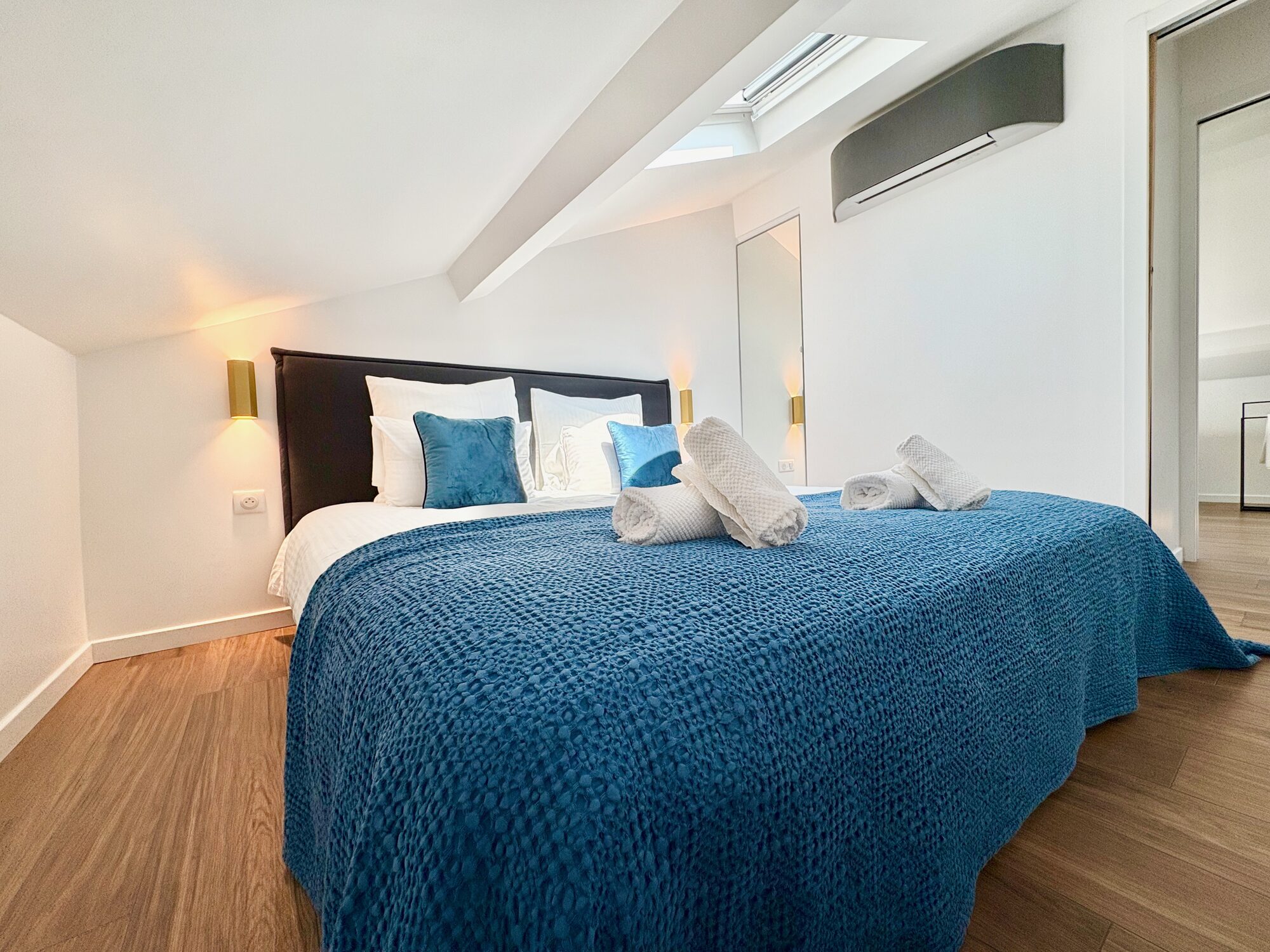 Dormitorio con detalles azules, Meynadier