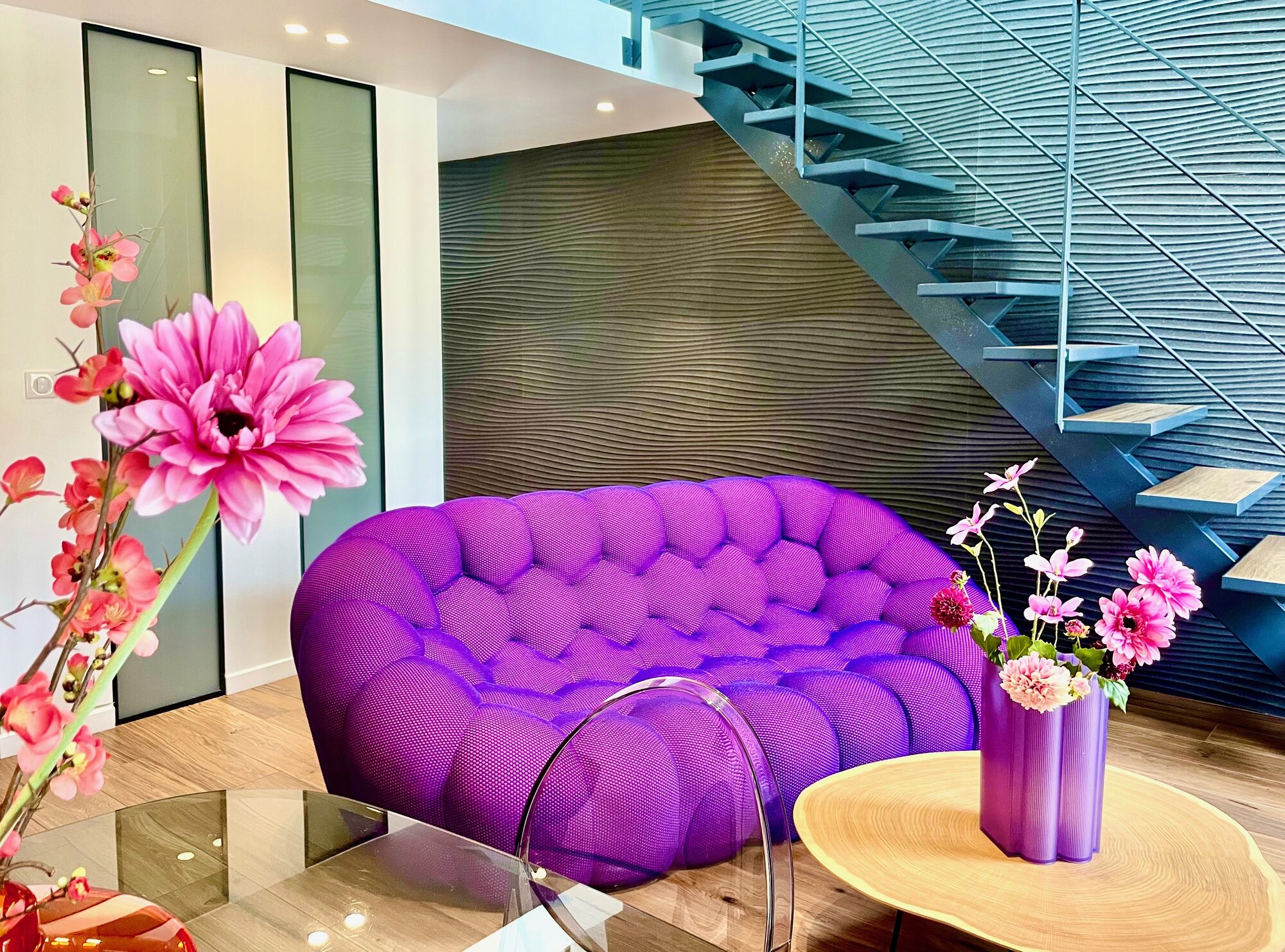 Salón, sofá y escalera, Meynadier