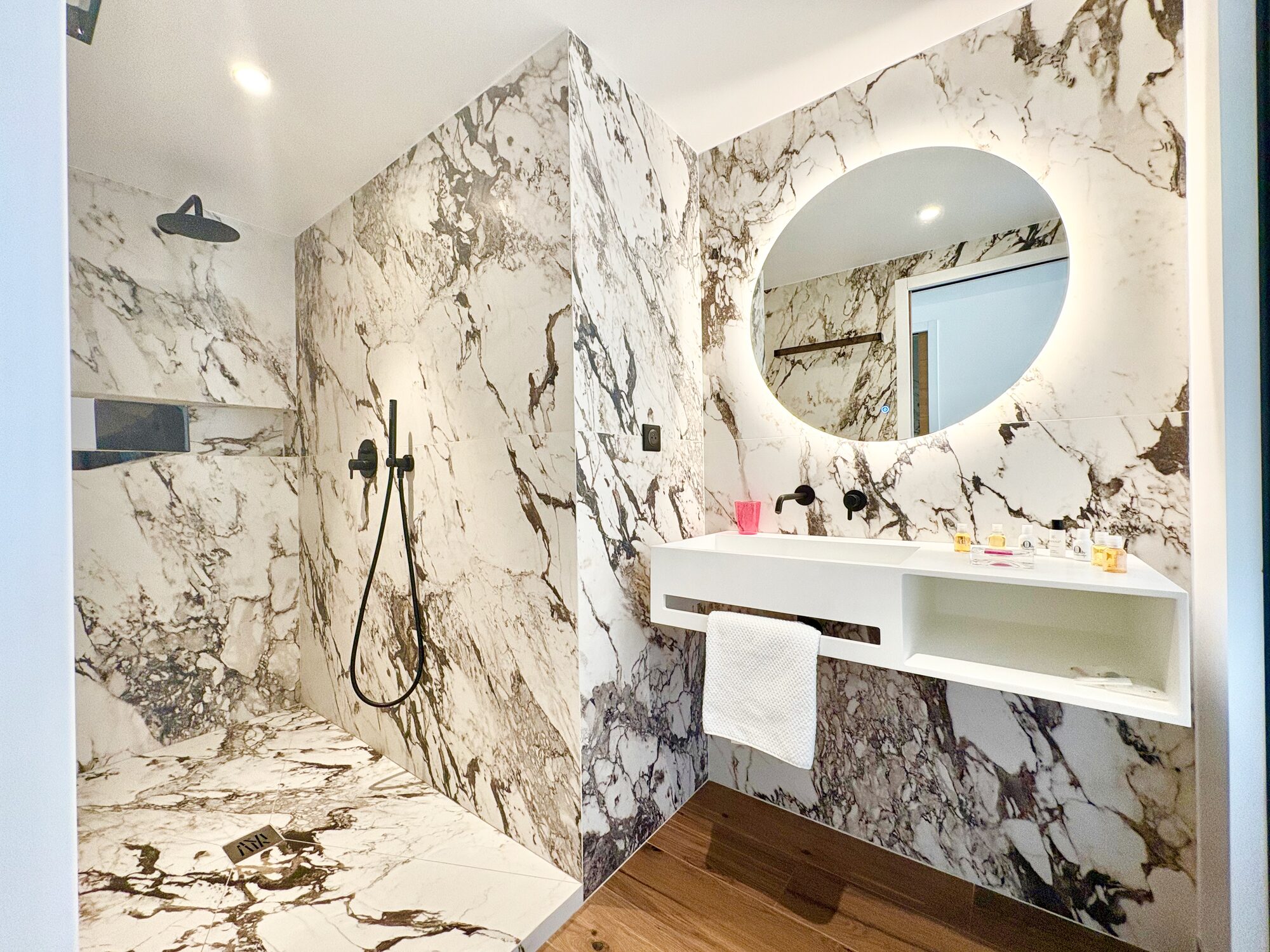 Baño de mármol, ducha y lavabo, Meynadier