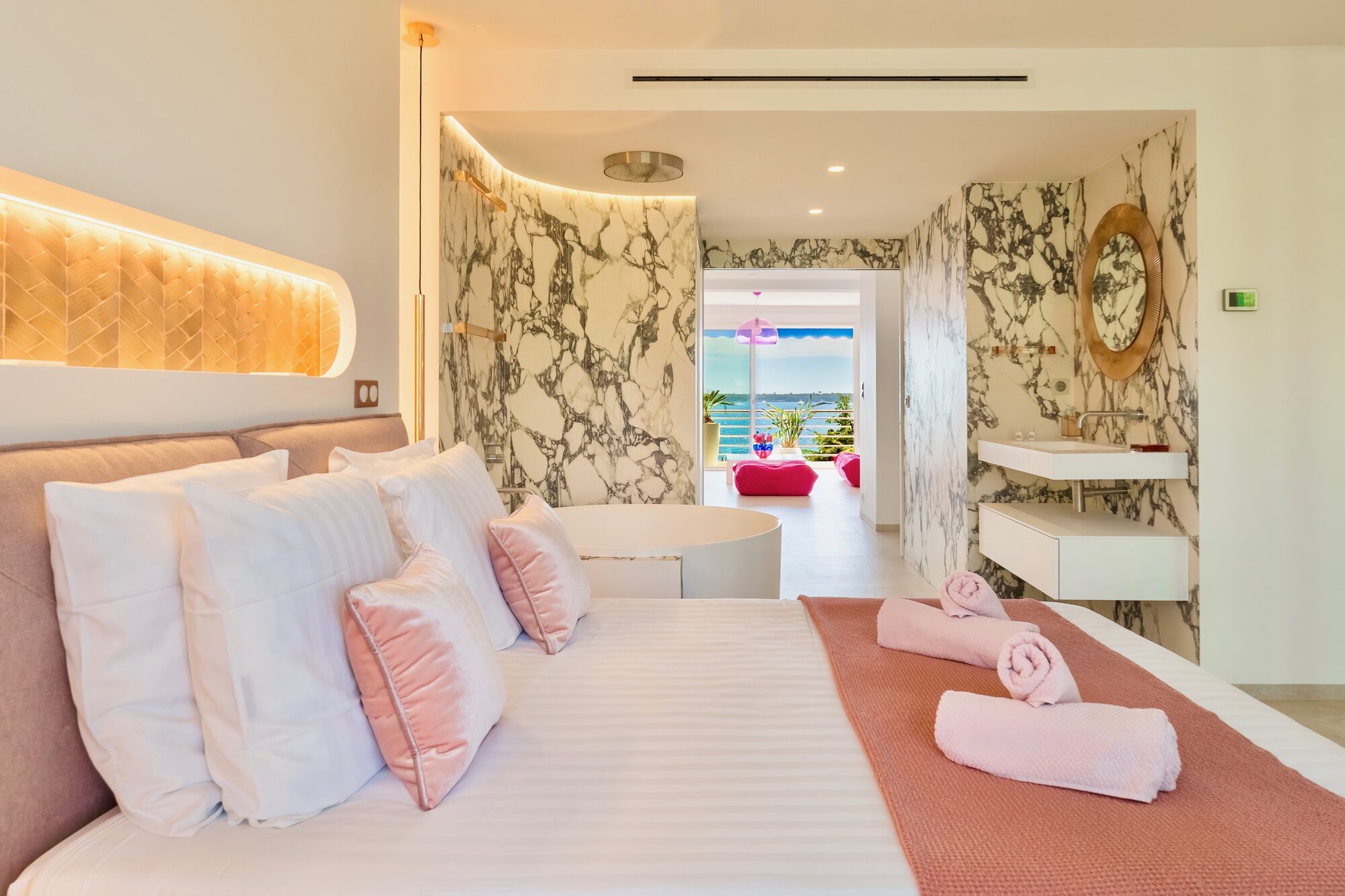 Dormitorio con baño privado y vista al mar, Royal Pink