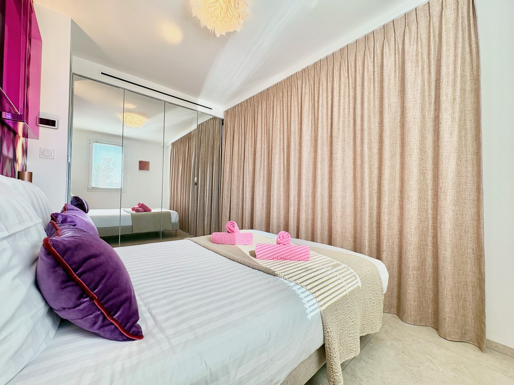 Dormitorio beige con cortinas largas, Royal Pink