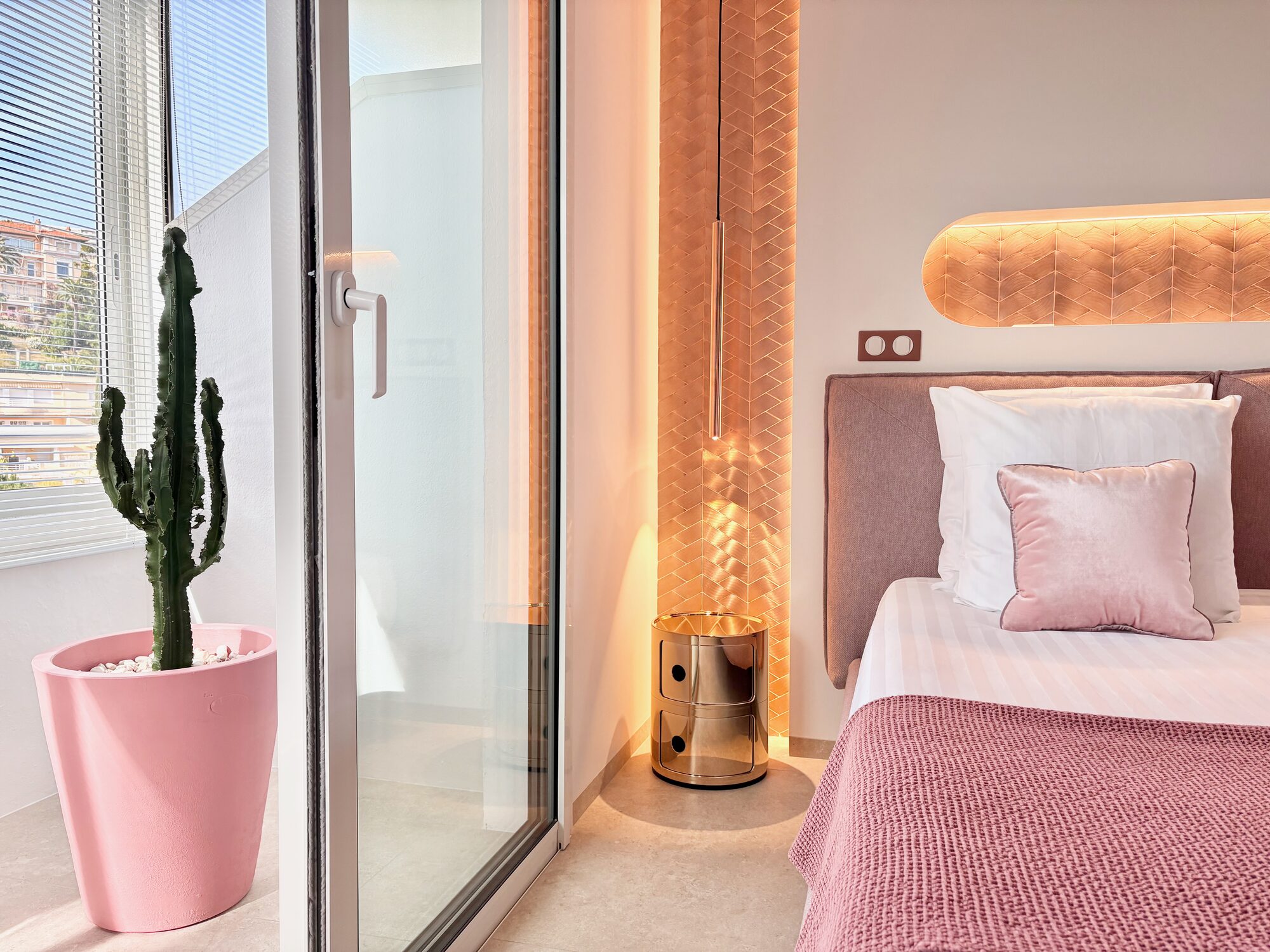 Dormitorio con cactus y acceso a la terraza, Royal Pink