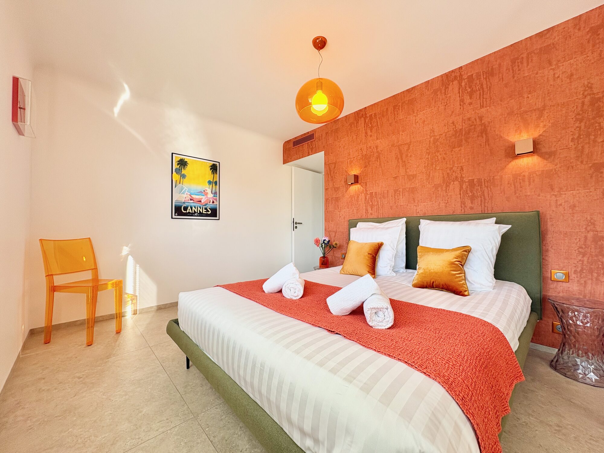 Dormitorio naranja, detalle de toallas, Royal Pink