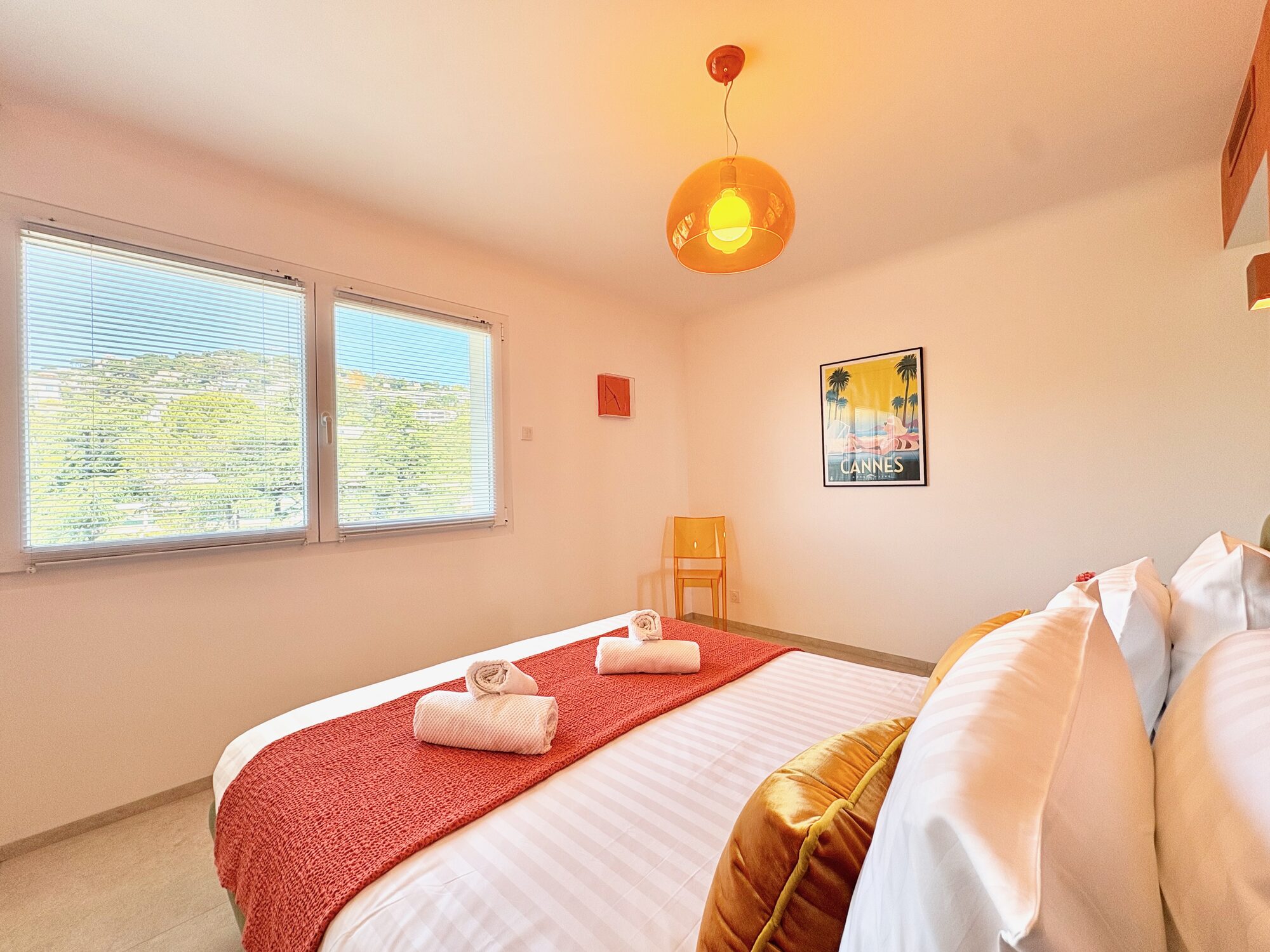 Dormitorio naranja con vista a la colina, Royal Pink