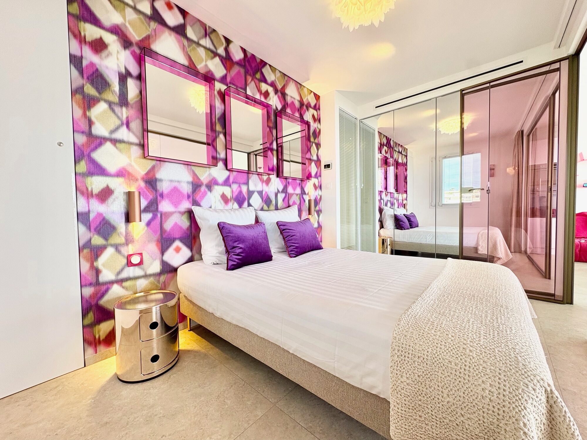 Dormitorio rosa con espejos de pared, Royal Pink