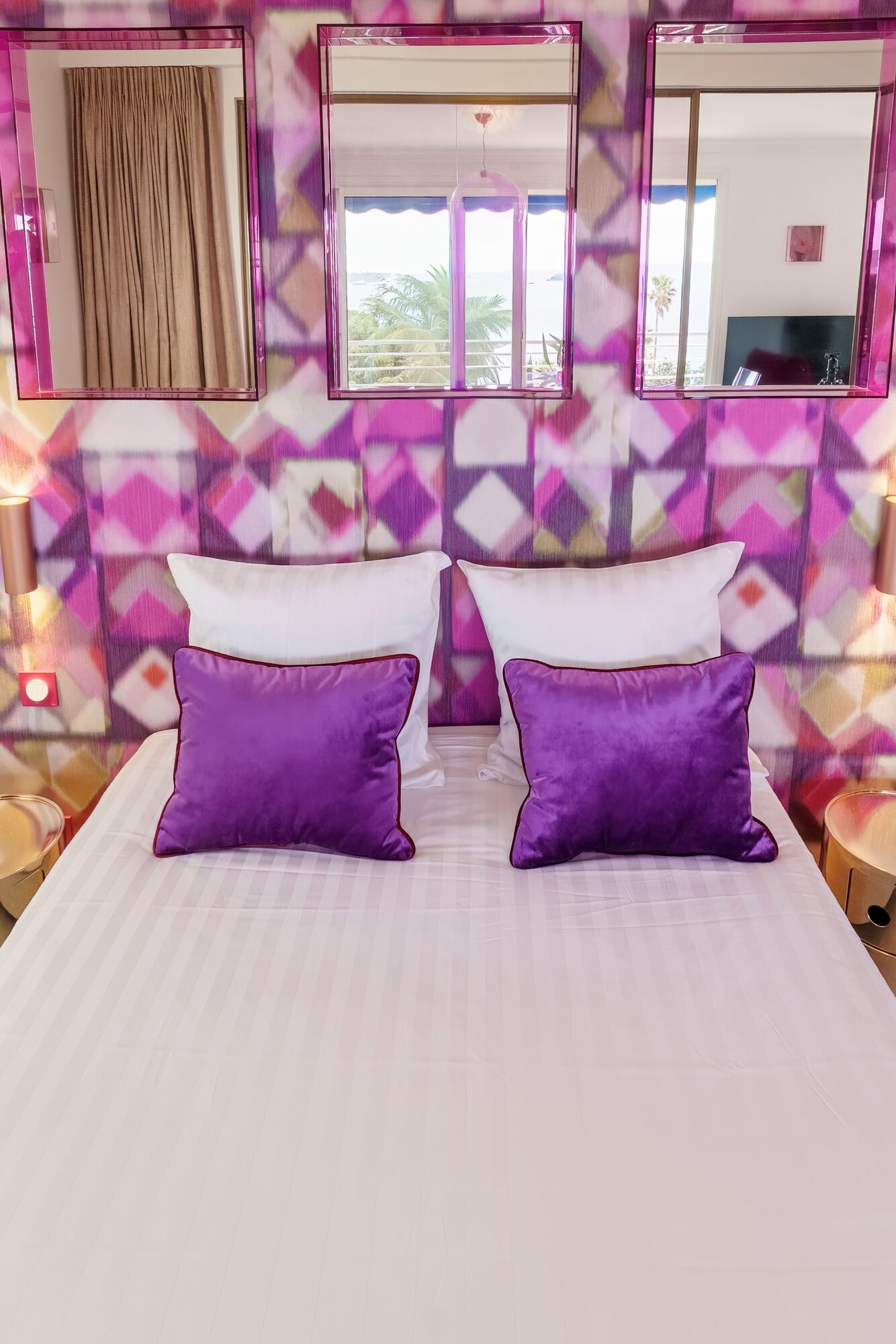 Dormitorio rosa y morado, detalle de cojines, Royal Pink