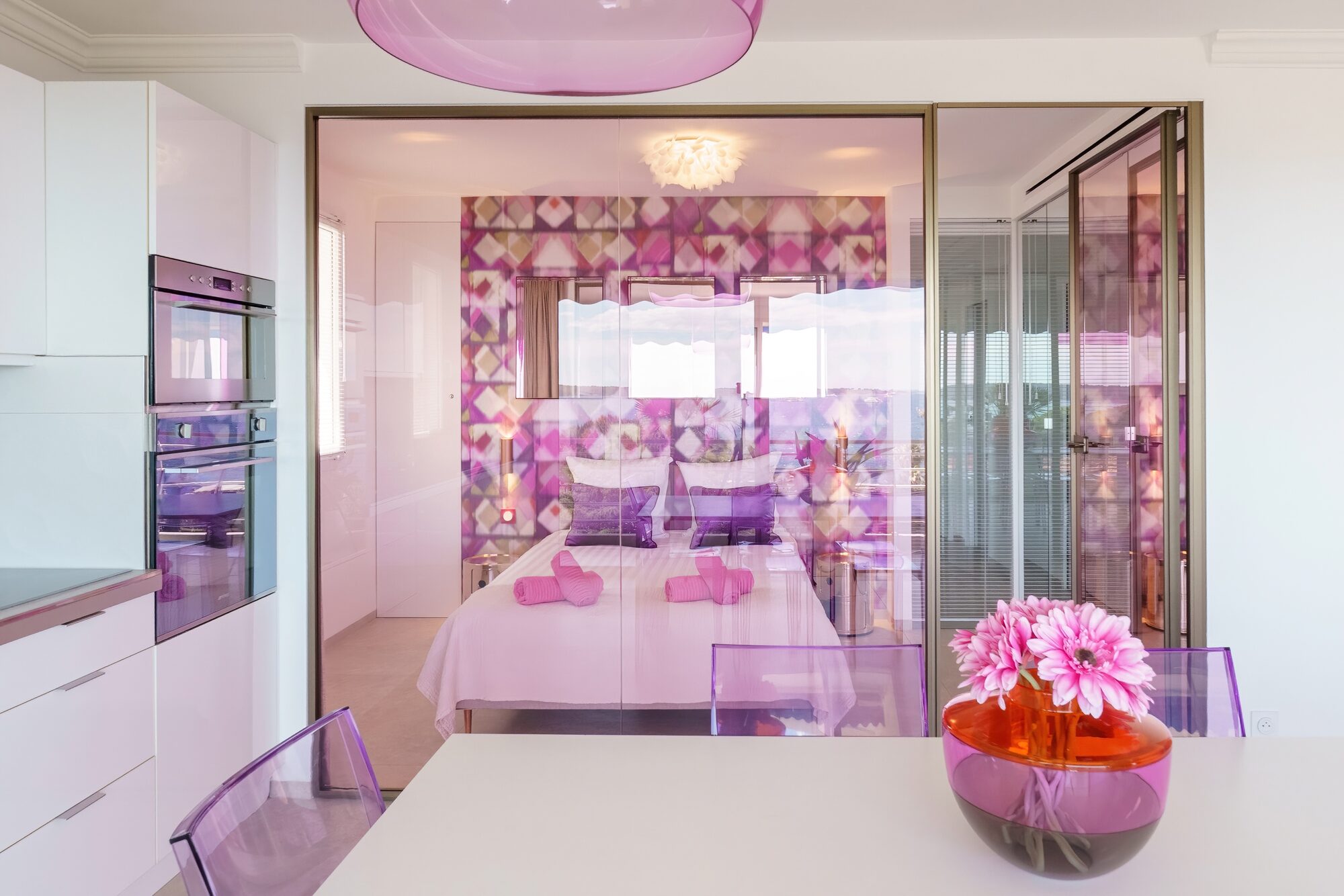 Dormitorio rosa y morado, reflejo de la cocina, Royal Pink