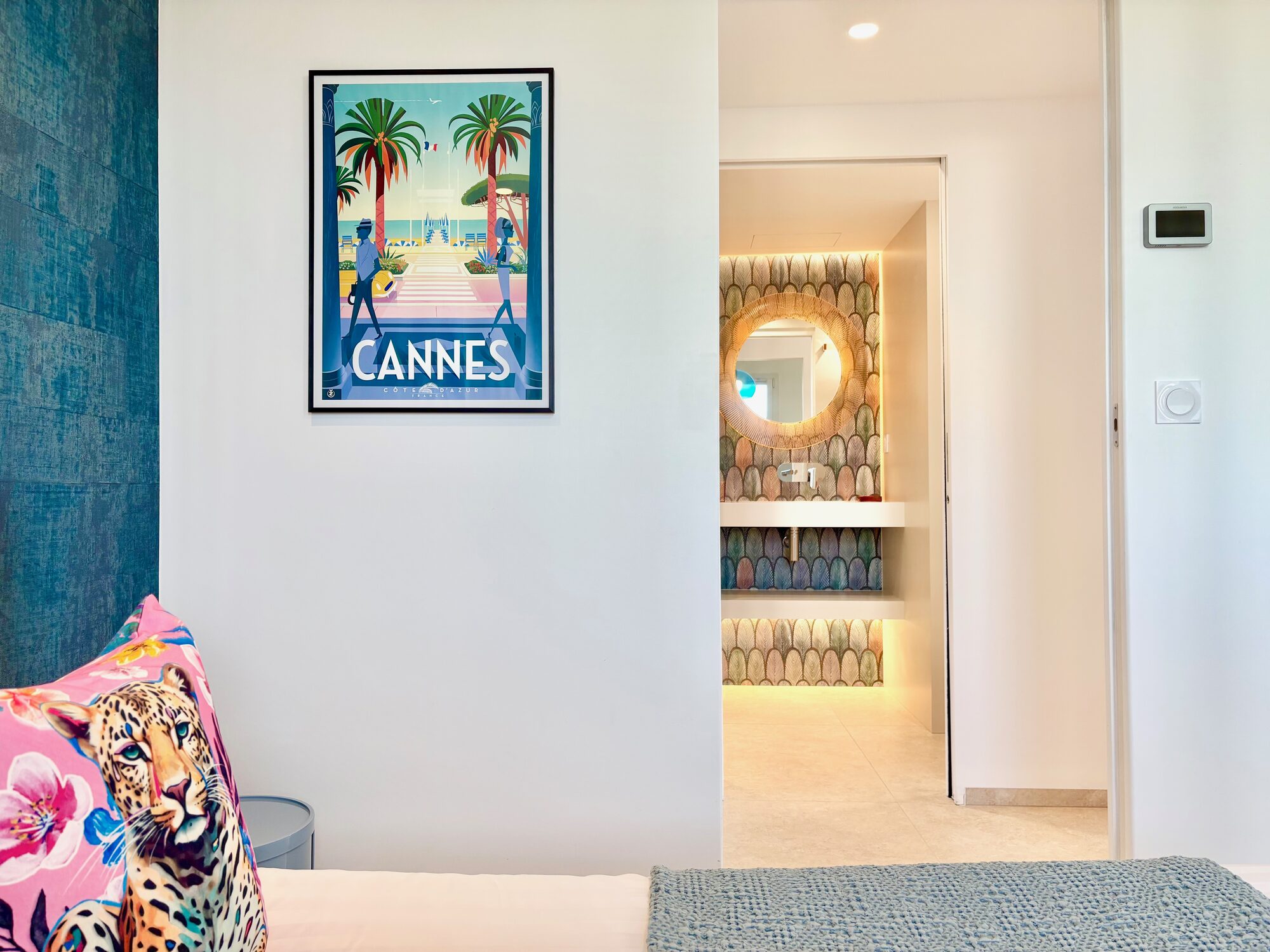 Pasillo con póster vintage de Cannes, Royal Pink