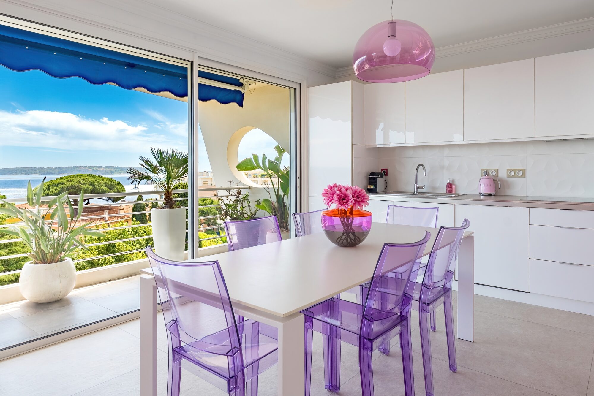 Cocina con vista al mar, Royal Pink