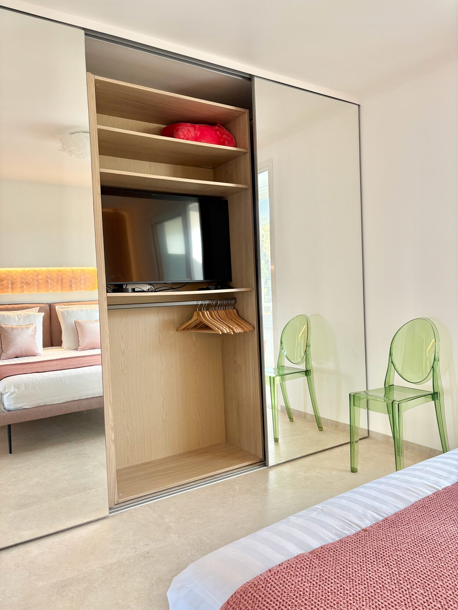 Vestidor con TV integrado, Royal Pink