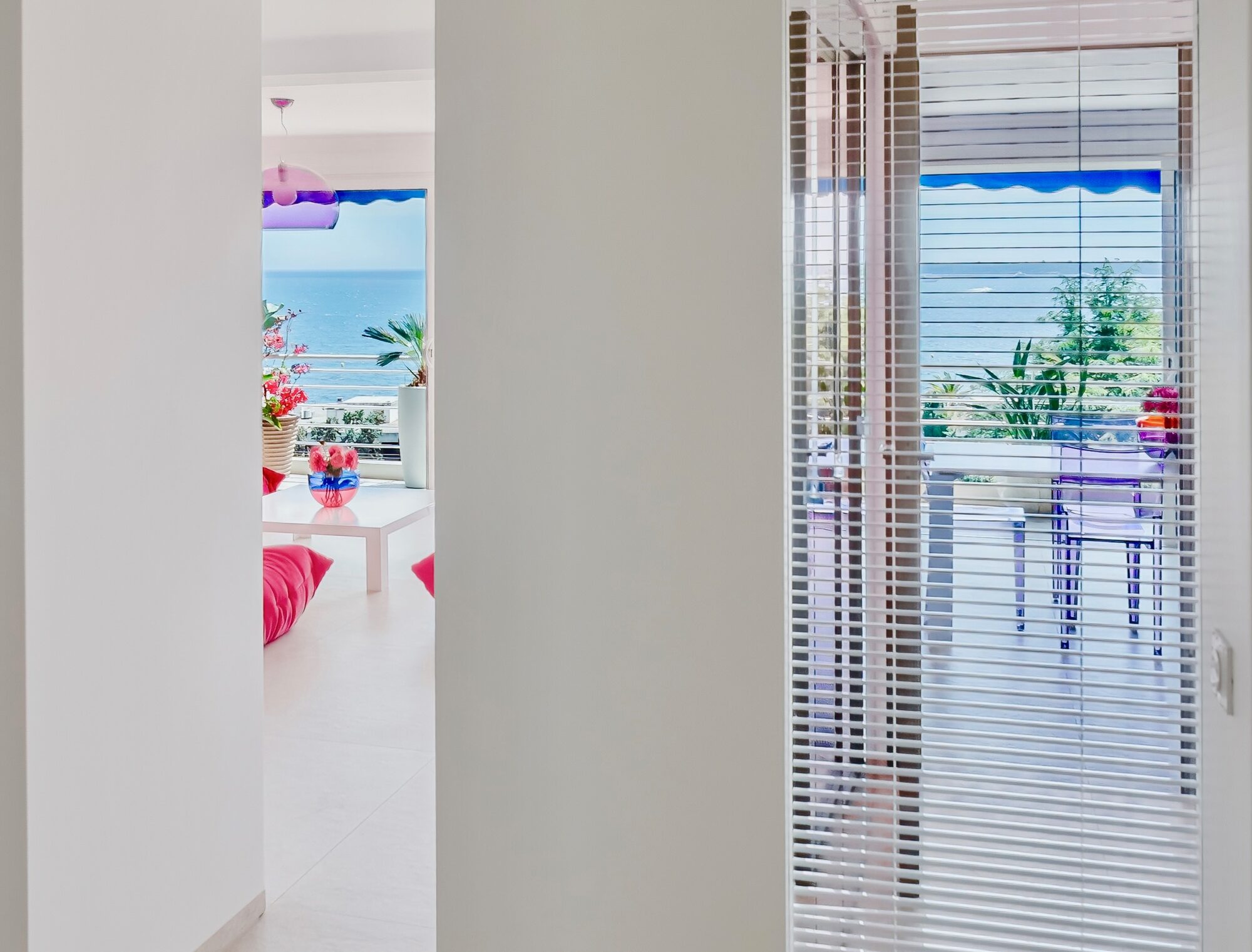 Salón visto desde el pasillo, Royal Pink