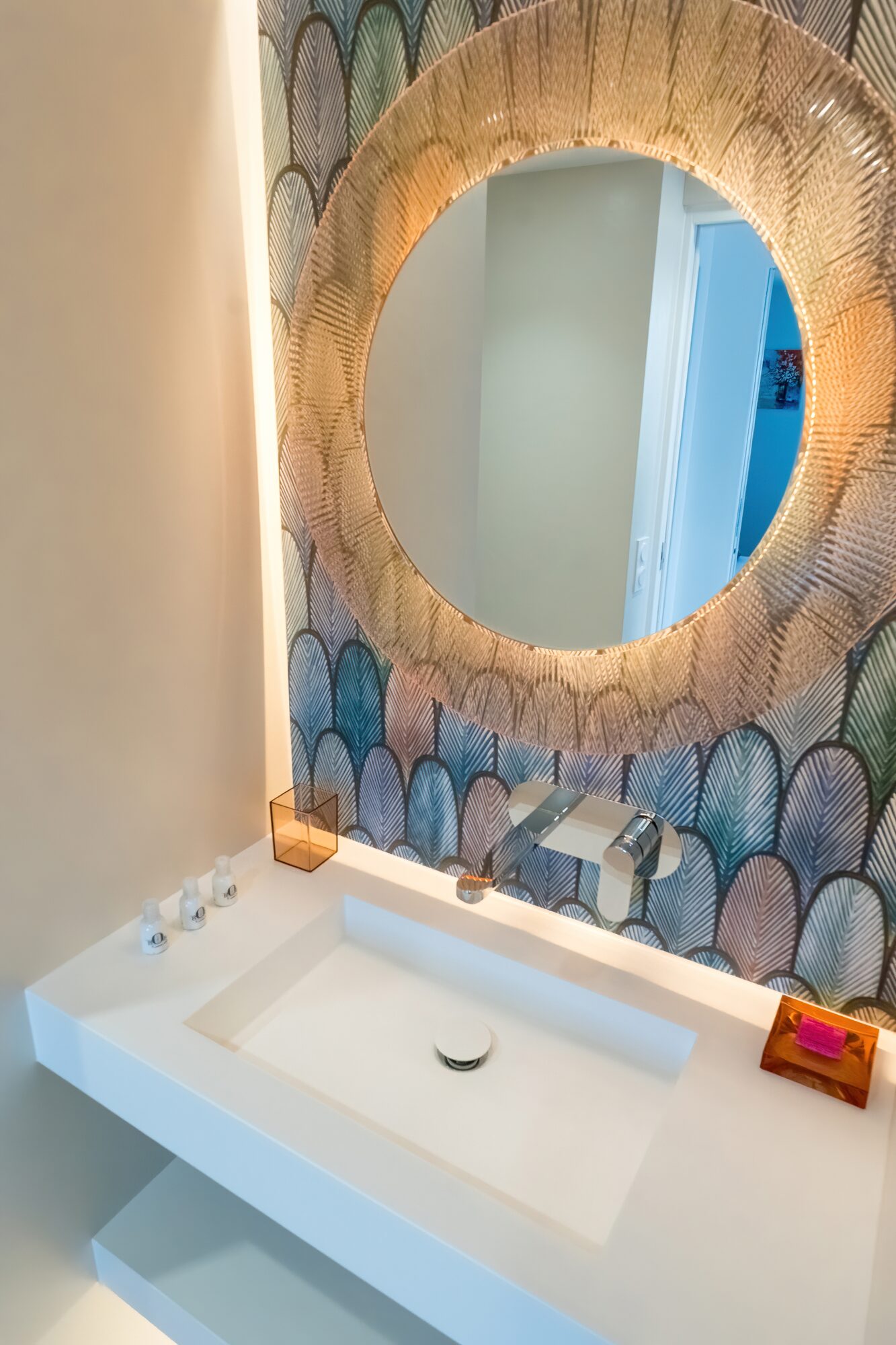 Baño con espejo de marco de ratán, Royal Pink