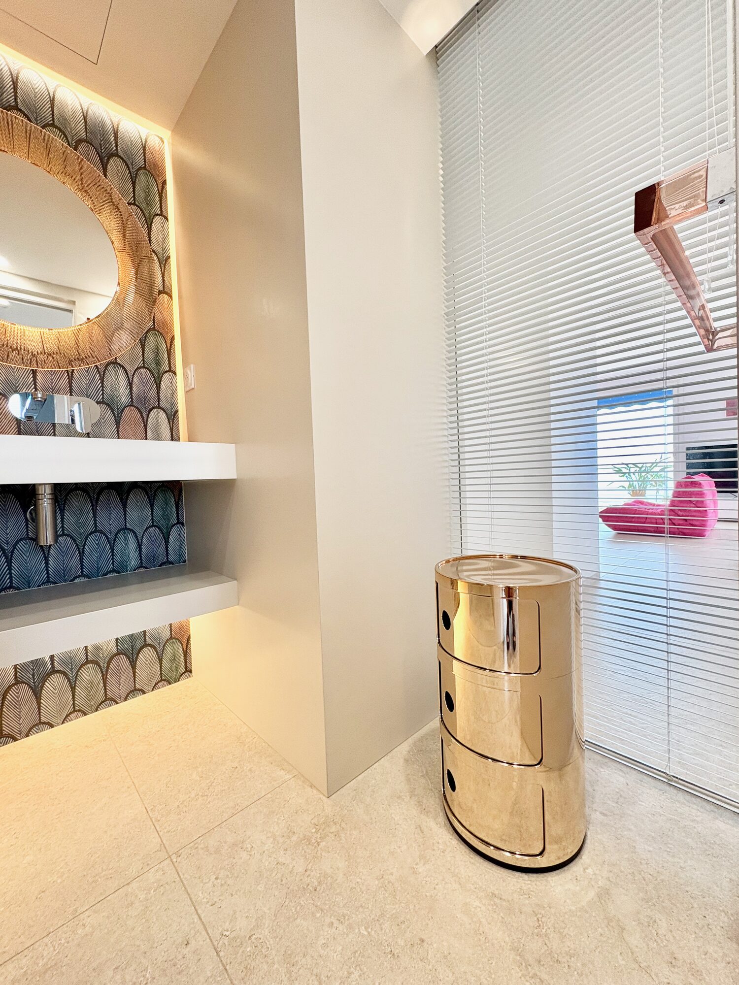 Lavabo suspendido con espejo redondo, Royal Pink