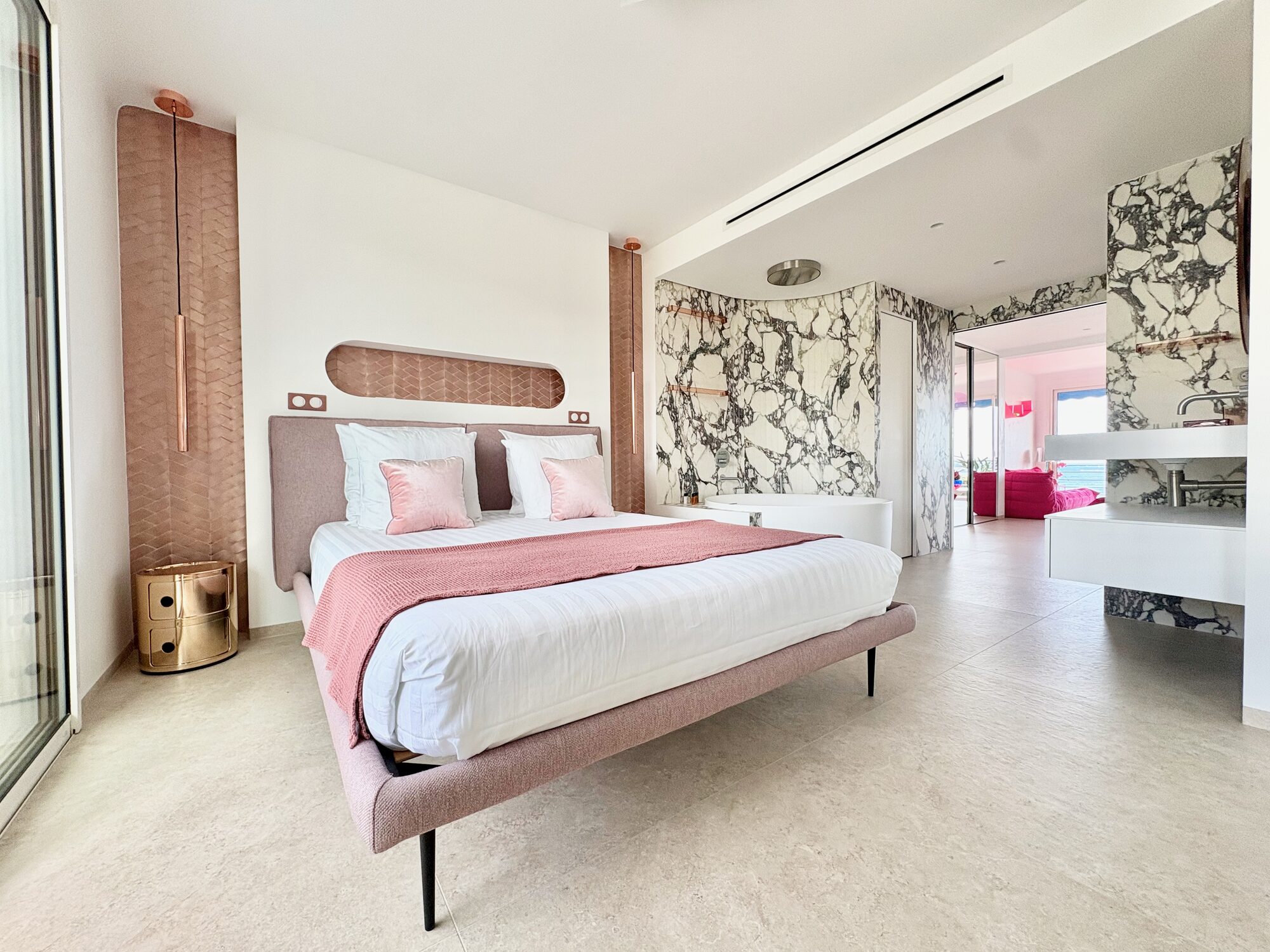 Suite principal con baño de mármol privado, Royal Pink